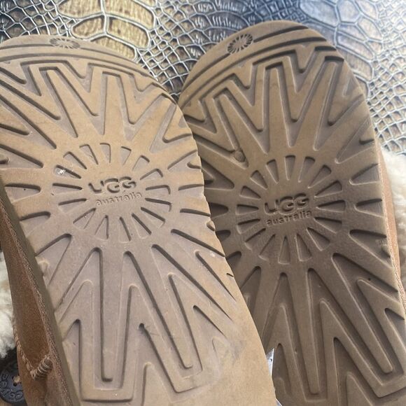 Kids UGGS Chestnut short boot - Picture 9 of 9